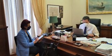 Π. Βρυζίδου με τον Αναπληρωτή Υπουργό Οικονομικών κ. Θ. Σκυλακάκη για μέτρα στήριξης