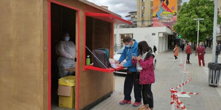 αρνητικά rapid tests για covid 19 στην κεντρική πλατεία