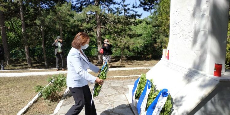 Καλλιόπη Βέττα:  Δίνουμε υπόσχεση στα θύματα των Πύργων ότι τα εγκλήματα του ναζισμού δεν θα ξεχαστούν ποτέ