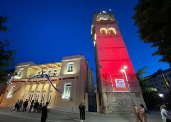 Φωταγωγήθηκε με κόκκινο χρώμα το Δημαρχείο Κοζάνης για τη Γενοκτονία των Ποντίων
