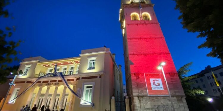 Φωταγωγήθηκε με κόκκινο χρώμα το Δημαρχείο Κοζάνης για τη Γενοκτονία των Ποντίων