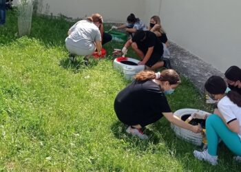 Τα παιδιά του 1ου Γυμνασίου Γρεβενών δημιούργησαν παρτέρια λουλουδιών από παλιά λάστιχα αυτοκινήτων με τη βοήθεια του Δήμου