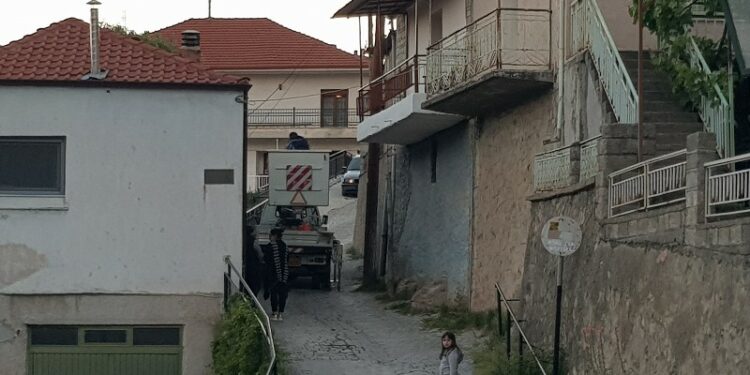 Σιάτιστα: Δείτε που ανέβηκε η γάτα!! Επιχείρηση διάσωσης