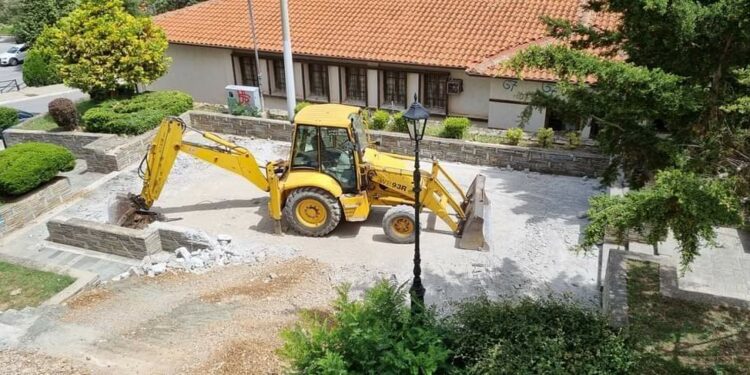 Εργασίες ανάπλασης στην πλατεία Δημαρχείου