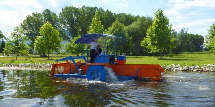 μηχάνημα λίμνης