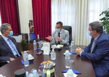 Ο Υφυπουργός Παιδείας και Θρησκευμάτων στο Δήμαρχο Καστοριάς