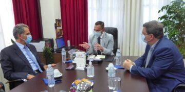 Ο Υφυπουργός Παιδείας και Θρησκευμάτων στο Δήμαρχο Καστοριάς