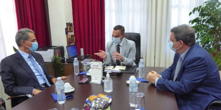 Ο Υφυπουργός Παιδείας και Θρησκευμάτων στο Δήμαρχο Καστοριάς