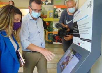 Σε λειτουργία οι ψηφιακές οθόνες αφής