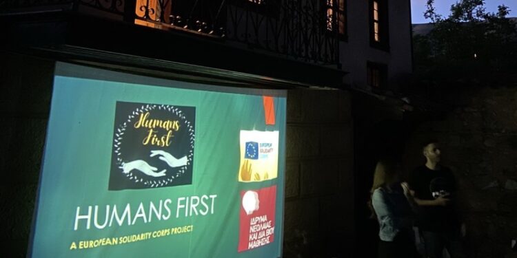 Η ομάδα “Humans First” προχώρησε στην προβολή της ταινίας «Break the chain”, με θέμα τις διακρίσεις και το μεγάλο εύρος του ρατσισμού