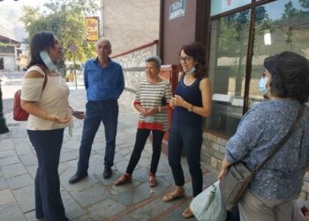 Η Βουλευτής του ΣΥΡΙΖΑ – Π.Σ. Π.Ε. Κοζάνης κ. Καλλιόπη Βέττα, επισκέφθηκε στις 16 και 17 Σεπτεμβρίου την Σιάτιστα, την Αιανή και την Άνω Κώμη όπου συναντήθηκε με προέδρους και μέλη των τοπικών συμβουλίων, όπως και με κατοίκους της περιοχής. Αρχικά, την πρώτη ημέρα, επισκέφθηκε την Σιάτιστα, συνοδευόμενη από το μέλος της Ν.Ε. ΣΥΡΙΖΑ – Π.Σ Κοζάνης κ. Γιάννη Τσιούκαλα όπου πραγματοποίησε περιοδεία στην λαϊκή αγορά και τα καταστήματα της πόλης, συνοδευόμενη από μέλη του ΣΥΡΙΖΑ. Στις συζητήσεις με τους κατοίκους αναδείχθηκαν τα προβλήματα της Σιάτιστας, με ιδιαίτερη έμφαση στη μεγάλη ανεργία, την κατάρρευση της εκτροφής και εμπορίου γούνας, την έλλειψη προοπτικών και τη μετανάστευση των νέων. Η κ. Βέττα, τόνισε ότι εκλείπουν οι στοχευμένες παρεμβάσεις για την στήριξη της περιοχής, καθώς τόσο στον πρωτογενή τομέα, όσο και στον τομέα των υπηρεσιών και της βιομηχανίας, η Σιάτιστα έχει μεγάλες δυνατότητες που μένουν αναξιοποίητες. Τέλος, στις συζητήσεις με τους πολίτες αναδείχθηκε το μεγάλο πρόβλημα με την απολιγνιτοποίηση που πλήττει, εκτός από το ενεργειακό λεκανοπέδιο, και την υπόλοιπη περιφερειακή ενότητα. Συνομολογήθηκε ότι δεν υπάρχει καμία πρόνοια για την απώλεια των εισοδημάτων ενώ, μέχρι τώρα, τα μέτρα έχουν μείνει σε επίπεδο εξαγγελιών. Αργότερα, επισκέφθηκε την Αιανή, συνοδευόμενη από το μέλος της Ν.Ε. ΣΥΡΙΖΑ Κοζάνης κ. Παναγιώτη Κοντό και μέλη της Ο.Μ. Ελιμείας, όπου συναντήθηκε με τον πρόεδρο κ. Αστέριο Βαβλιάρα, τα μέλη κ. Στέλλα Πελέκα και κ. Αλεξάνδρα Τσιγκανά , όπως και με το μέλος του Δημοτικού Συμβουλίου του Δήμου Κοζάνης κ. Γεώργιο Φτάκα. Τέθηκαν προβλήματα όπως η ανεργία, η μετανάστευση και η μείωση του μαθητικού πληθυσμού ενώ, αναδείχθηκε το οξύ πρόβλημα μετακίνησης προς το κέντρο του Δήμου, καθώς δεν υπάρχει συχνή αστική σύνδεση. Τέλος, τέθηκε το ζήτημα με την έλλειψη ιατρών, ενώ ιδιαίτερη έμφαση δόθηκε στα κυβερνητικά μέτρα που αφορούν την εστίαση, καθώς επηρεάζουν άμεσα τους περίπου 100 εργαζόμενους που απασχολούνται σε αυτό τον τομέα. Χθες, η κ. Βέττα, συνοδευόμενη από τον Συντονιστή της Ο.Μ Ελιμείας κ. Σάκη Κοτούλα και το μέλος της Ν.Ε. Κοζάνης κ. Ευάγγελο Μούσιο, επισκέφθηκε την Άνω Κώμη, όπου συναντήθηκε με τον Πρόεδρο κ. Δημήτριο Κορκίδη, τον Αντιπρόεδρο κ. Νίκο Ματράκη, τα μέλη κ. Ρεβέκκα Εμμανουηλίδου και κ. Θεόδωρο Σταμκόπουλο. Επίσης, συναντήθηκε με τον Πρόεδρο του Πολιτιστικού Μορφωτικού Συλλόγου Άνω Κώμης κ. Μανώλη Τσιρέκα, όπως και με την Πρόεδρο Γονέων και Κηδεμόνων κ. Αικατερίνη Μητσαργιώτη. Στις συζητήσεις καταγράφηκε ο προβληματισμός για την ανεργία, την εγκατάλειψη του πρωτογενή τομέα, το δίκτυο οδοποιίας, την έλλειψη υποδομών για την ψυχαγωγία των παιδιών, ενώ επισημάνθηκαν τα ζητήματα που έχουν προκύψει με την παραλαβή των γηπεδικών εγκαταστάσεων, καθώς δεν υπάρχουν οι συνοδοί, βοηθητικοί χώροι. Η κ. Βέττα, σε όλες τις συναντήσεις, αναφέρθηκε στην αδιαφορία της κυβέρνησης για την στήριξη της Π.Ε Κοζάνης, όπως αυτή εκφράζεται από την ανεργία-ρεκόρ, την απαξίωση της υγείας και της παιδείας, την βίαιη απολιγνιτοποίηση και την στασιμότητα των υποδομών Τέλος, από όλους τους συνομιλητές, αναδείχθηκε το ζήτημα με την ακρίβεια και την αύξηση των τιμών ενέργειας, τέθηκαν ζητήματα δημοκρατίας και αντιπροσώπευσης, ενώ επισημάνθηκαν και τα προβλήματα που θα προκύψουν από το νόμο για την τοπική αυτοδιοίκηση.