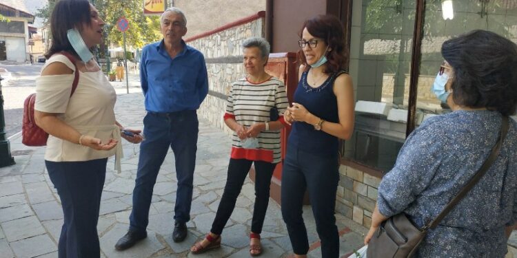 Η Βουλευτής του ΣΥΡΙΖΑ – Π.Σ. Π.Ε. Κοζάνης κ. Καλλιόπη Βέττα, επισκέφθηκε στις 16 και 17 Σεπτεμβρίου την Σιάτιστα, την Αιανή και την Άνω Κώμη όπου συναντήθηκε με προέδρους και μέλη των τοπικών συμβουλίων, όπως και με κατοίκους της περιοχής. Αρχικά, την πρώτη ημέρα, επισκέφθηκε την Σιάτιστα, συνοδευόμενη από το μέλος της Ν.Ε. ΣΥΡΙΖΑ – Π.Σ Κοζάνης κ. Γιάννη Τσιούκαλα όπου πραγματοποίησε περιοδεία στην λαϊκή αγορά και τα καταστήματα της πόλης, συνοδευόμενη από μέλη του ΣΥΡΙΖΑ. Στις συζητήσεις με τους κατοίκους αναδείχθηκαν τα προβλήματα της Σιάτιστας, με ιδιαίτερη έμφαση στη μεγάλη ανεργία, την κατάρρευση της εκτροφής και εμπορίου γούνας, την έλλειψη προοπτικών και τη μετανάστευση των νέων. Η κ. Βέττα, τόνισε ότι εκλείπουν οι στοχευμένες παρεμβάσεις για την στήριξη της περιοχής, καθώς τόσο στον πρωτογενή τομέα, όσο και στον τομέα των υπηρεσιών και της βιομηχανίας, η Σιάτιστα έχει μεγάλες δυνατότητες που μένουν αναξιοποίητες. Τέλος, στις συζητήσεις με τους πολίτες αναδείχθηκε το μεγάλο πρόβλημα με την απολιγνιτοποίηση που πλήττει, εκτός από το ενεργειακό λεκανοπέδιο, και την υπόλοιπη περιφερειακή ενότητα. Συνομολογήθηκε ότι δεν υπάρχει καμία πρόνοια για την απώλεια των εισοδημάτων ενώ, μέχρι τώρα, τα μέτρα έχουν μείνει σε επίπεδο εξαγγελιών. Αργότερα, επισκέφθηκε την Αιανή, συνοδευόμενη από το μέλος της Ν.Ε. ΣΥΡΙΖΑ Κοζάνης κ. Παναγιώτη Κοντό και μέλη της Ο.Μ. Ελιμείας, όπου συναντήθηκε με τον πρόεδρο κ. Αστέριο Βαβλιάρα, τα μέλη κ. Στέλλα Πελέκα και κ. Αλεξάνδρα Τσιγκανά , όπως και με το μέλος του Δημοτικού Συμβουλίου του Δήμου Κοζάνης κ. Γεώργιο Φτάκα. Τέθηκαν προβλήματα όπως η ανεργία, η μετανάστευση και η μείωση του μαθητικού πληθυσμού ενώ, αναδείχθηκε το οξύ πρόβλημα μετακίνησης προς το κέντρο του Δήμου, καθώς δεν υπάρχει συχνή αστική σύνδεση. Τέλος, τέθηκε το ζήτημα με την έλλειψη ιατρών, ενώ ιδιαίτερη έμφαση δόθηκε στα κυβερνητικά μέτρα που αφορούν την εστίαση, καθώς επηρεάζουν άμεσα τους περίπου 100 εργαζόμενους που απασχολούνται σε αυτό τον τομέα. Χθες, η κ. Βέττα, συνοδευόμενη από τον Συντονιστή της Ο.Μ Ελιμείας κ. Σάκη Κοτούλα και το μέλος της Ν.Ε. Κοζάνης κ. Ευάγγελο Μούσιο, επισκέφθηκε την Άνω Κώμη, όπου συναντήθηκε με τον Πρόεδρο κ. Δημήτριο Κορκίδη, τον Αντιπρόεδρο κ. Νίκο Ματράκη, τα μέλη κ. Ρεβέκκα Εμμανουηλίδου και κ. Θεόδωρο Σταμκόπουλο. Επίσης, συναντήθηκε με τον Πρόεδρο του Πολιτιστικού Μορφωτικού Συλλόγου Άνω Κώμης κ. Μανώλη Τσιρέκα, όπως και με την Πρόεδρο Γονέων και Κηδεμόνων κ. Αικατερίνη Μητσαργιώτη. Στις συζητήσεις καταγράφηκε ο προβληματισμός για την ανεργία, την εγκατάλειψη του πρωτογενή τομέα, το δίκτυο οδοποιίας, την έλλειψη υποδομών για την ψυχαγωγία των παιδιών, ενώ επισημάνθηκαν τα ζητήματα που έχουν προκύψει με την παραλαβή των γηπεδικών εγκαταστάσεων, καθώς δεν υπάρχουν οι συνοδοί, βοηθητικοί χώροι. Η κ. Βέττα, σε όλες τις συναντήσεις, αναφέρθηκε στην αδιαφορία της κυβέρνησης για την στήριξη της Π.Ε Κοζάνης, όπως αυτή εκφράζεται από την ανεργία-ρεκόρ, την απαξίωση της υγείας και της παιδείας, την βίαιη απολιγνιτοποίηση και την στασιμότητα των υποδομών Τέλος, από όλους τους συνομιλητές, αναδείχθηκε το ζήτημα με την ακρίβεια και την αύξηση των τιμών ενέργειας, τέθηκαν ζητήματα δημοκρατίας και αντιπροσώπευσης, ενώ επισημάνθηκαν και τα προβλήματα που θα προκύψουν από το νόμο για την τοπική αυτοδιοίκηση.