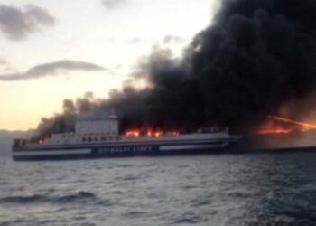 πλοιο φωτια