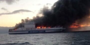 πλοιο φωτια