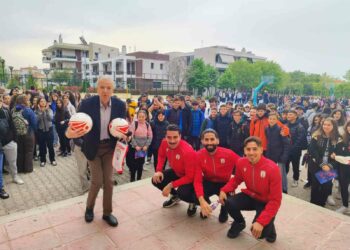 ΦΣ Κοζάνης: Συνέχεια επισκέψεων σε σχολεία για δωρεά αθλητικού εξοπλισμού και κάλεσμα στους αγώνες μπαράζ