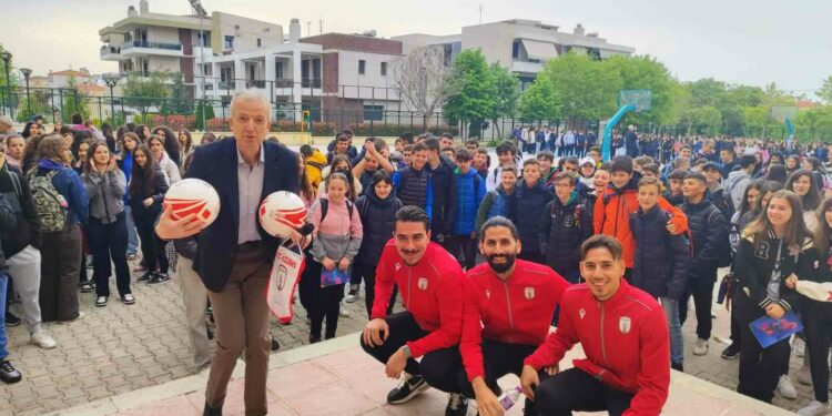 ΦΣ Κοζάνης: Συνέχεια επισκέψεων σε σχολεία για δωρεά αθλητικού εξοπλισμού και κάλεσμα στους αγώνες μπαράζ