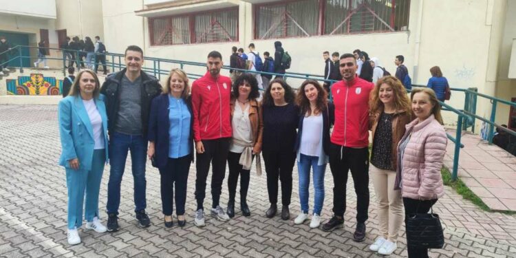 ΦΣ Κοζάνης: Συνέχεια επισκέψεων σε σχολεία για δωρεά αθλητικού εξοπλισμού και κάλεσμα στους αγώνες μπαράζ