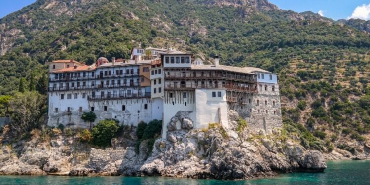 Άγιο Όρος: Η Μαλβίνα Κάραλη και οι γυναίκες που (λέγεται) έσπασαν το άβατο