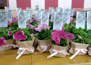 3ο Δημοτικό Σχολείο Σιάτιστας: Λουλούδια για τη γιορτή της μητέρας