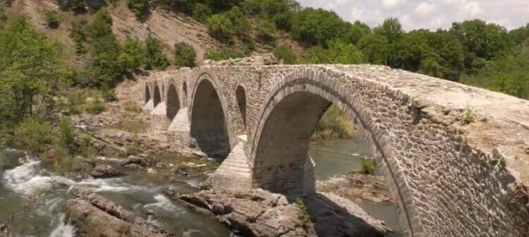 Ανακατασκευάζεται το γεφύρι του Σπανού. Βίντεο
