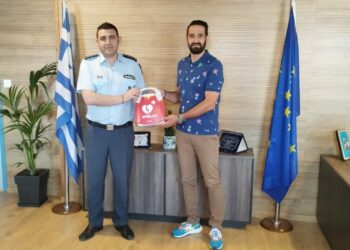 Στη Διεύθυνση Αστυνομίας Καστοριάς προσφέρθηκαν από γυναίκα ιδιώτη ένας αυτόματος εξωτερικός απινιδωτής και δύο πλήρως εξοπλισμένα φαρμακεία