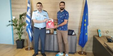 Στη Διεύθυνση Αστυνομίας Καστοριάς προσφέρθηκαν από γυναίκα ιδιώτη ένας αυτόματος εξωτερικός απινιδωτής και δύο πλήρως εξοπλισμένα φαρμακεία