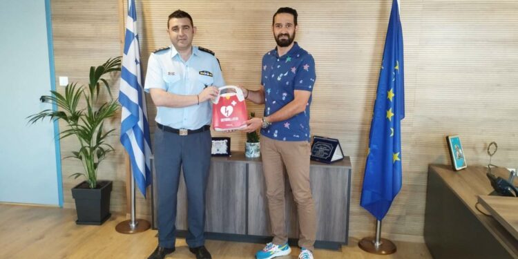 Στη Διεύθυνση Αστυνομίας Καστοριάς προσφέρθηκαν από γυναίκα ιδιώτη ένας αυτόματος εξωτερικός απινιδωτής και δύο πλήρως εξοπλισμένα φαρμακεία