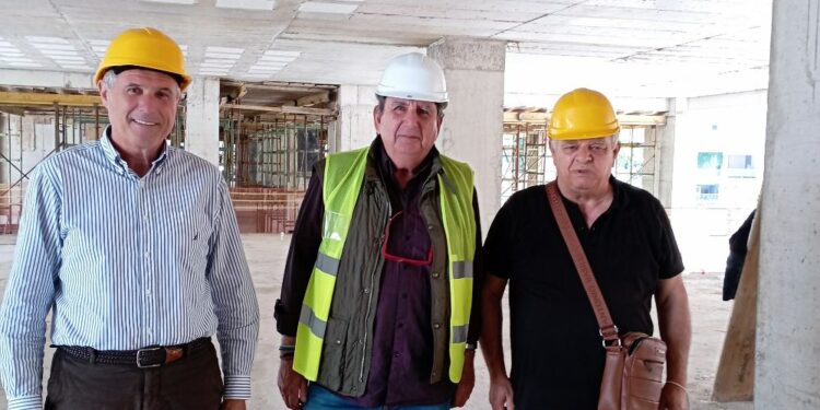 Το εργοτάξιο της νέας πτέρυγας του «Μαμάτσειου» Γενικού Νοσοκομείου Κοζάνης, επισκέφθηκαν οι Αντιπεριφερειάρχες Δημόσιας Υγείας Γεώργιος Μαργαρίτης και Διοίκησης και Οικονομικού Μενέλαος Μακρυγιάννης