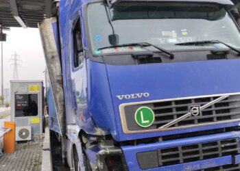 Νταλίκα έπεσε πάνω στα διόδια Πολυμύλου, λόγω ομίχλης. Φωτογραφίες