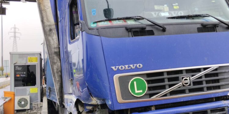 Νταλίκα έπεσε πάνω στα διόδια Πολυμύλου, λόγω ομίχλης. Φωτογραφίες