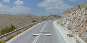 Σιάτιστα- Γαλατινή: Έπεσε βράχος στο δρόμο.  Προσοχή στους οδηγούς
