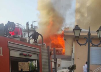 Κοζάνη: Λαμπάδιασε διώροφη κατοικία στα “Ηπειρώτικα”- Βίντεο και φωτογραφίες