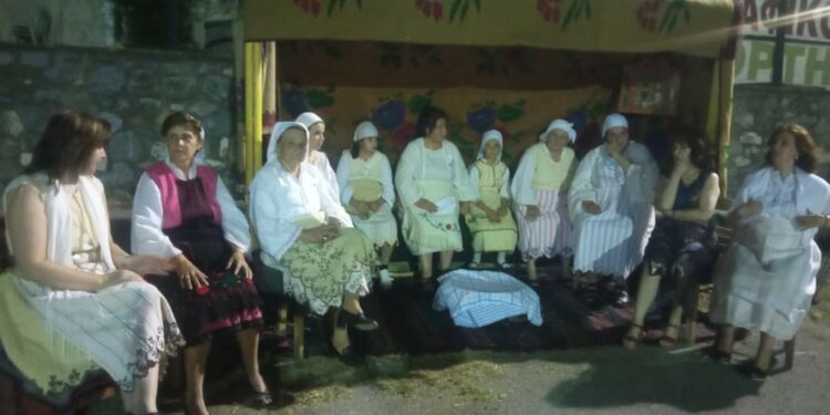 Πελεκάνος: Αναβίωσε και φέτος το έθιμο του “Δράκου” (Βίντεο & Φωτογραφίες)