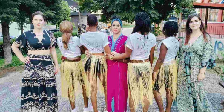 Κορίτσια της Δομής Ασυνόδευτων Ανηλίκων Προσφύγων του Δήμου Βοΐου συμμετείχαν στην εκδήλωση «Discover the cultures of Africa»