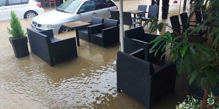 Τσοτύλι: Πλημμύρες από την ξαφνική νεροποντή