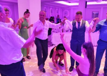 Σιάτιστα: Ο χορός του πεθερού πάνω στα ποτήρια.  Βίντεο