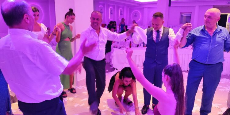 Σιάτιστα: Ο χορός του πεθερού πάνω στα ποτήρια.  Βίντεο