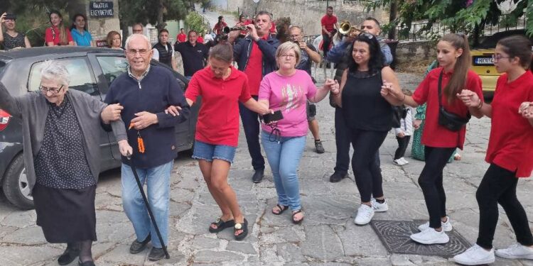 Σιάτιστα : Μπούνος, η κυρά Τασούλα σέρνει το χορό.  Βίντεο