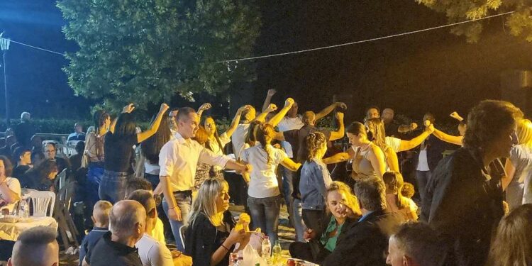 Σιάτιστα: Χώρα – Γεράνεια με Λεβεντόπαιδα, Άγρια και Αλάνια.  Όλη η πόλη στο πόδι.  Βίντεο