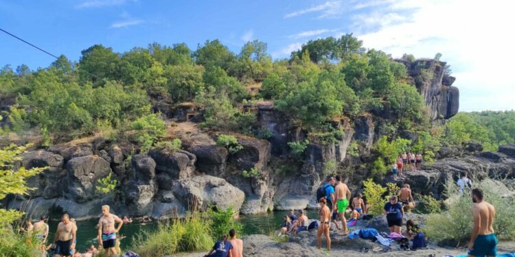 Γρεβενά: «Απόβαση» στα κρυστάλλινα νερά του Βενέτικου ποταμού απο 720 νέους Γάλλους και Γαλλίδες