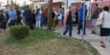 Πανικός και ουρές κόσμου για τις νέες ταυτότητες… “πριν έρθει το τσιπάκι” στο Αστυνομικό Μέγαρο Κοζάνης-Ξενυχτούν έξω από το κτίριο!