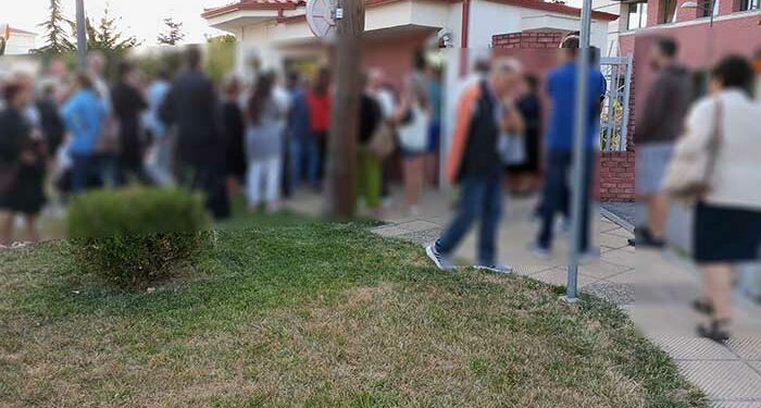 Πανικός και ουρές κόσμου για τις νέες ταυτότητες… “πριν έρθει το τσιπάκι” στο Αστυνομικό Μέγαρο Κοζάνης-Ξενυχτούν έξω από το κτίριο!