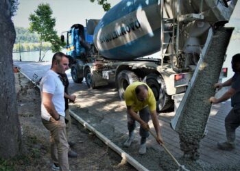 Με ταχείς ρυθμούς προχωρούν οι εργασίες στον εσωτερικό παραλίμνιο δρόμο (γύρος λίμνης) από τον Δήμο Καστοριάς