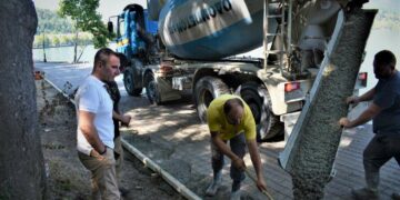 Με ταχείς ρυθμούς προχωρούν οι εργασίες στον εσωτερικό παραλίμνιο δρόμο (γύρος λίμνης) από τον Δήμο Καστοριάς