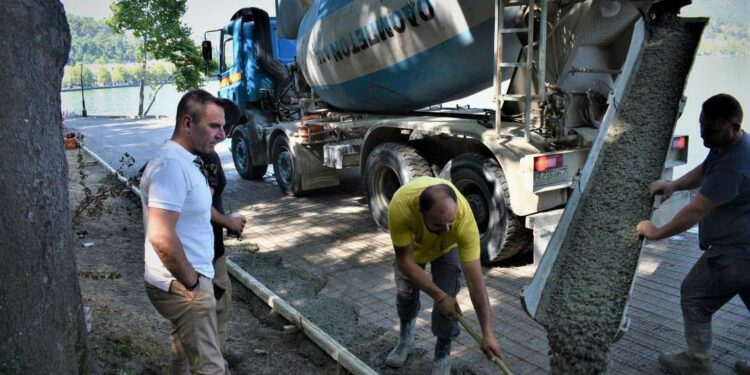 Με ταχείς ρυθμούς προχωρούν οι εργασίες στον εσωτερικό παραλίμνιο δρόμο (γύρος λίμνης) από τον Δήμο Καστοριάς