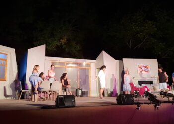 Μια απολαυστική παράσταση με τίτλο «Αταίριαστο ζευγάρι», στον κήπο των γλυπτών του Αρχαιολογικού Μουσείου Αιανής