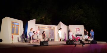 Μια απολαυστική παράσταση με τίτλο «Αταίριαστο ζευγάρι», στον κήπο των γλυπτών του Αρχαιολογικού Μουσείου Αιανής