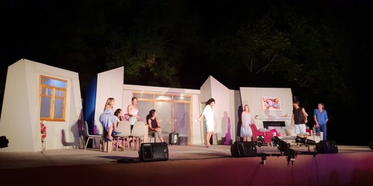 Μια απολαυστική παράσταση με τίτλο «Αταίριαστο ζευγάρι», στον κήπο των γλυπτών του Αρχαιολογικού Μουσείου Αιανής