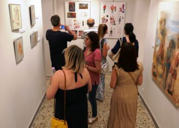 Δήμος Γρεβενών: Εγκαινιάστηκε η έκθεση «Πέρασμα στο Μαύρο-Μπλε» της Δήμητρας Λαμπρέτσα