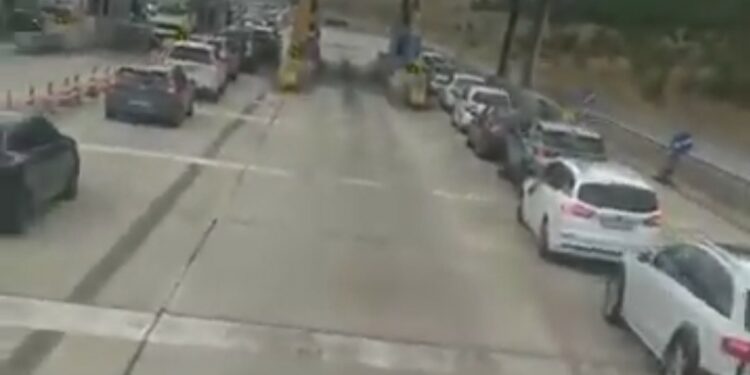 Σιάτιστα: Ουρά χιλιομέτρων στα διόδια και πάλι.  Βίντεο